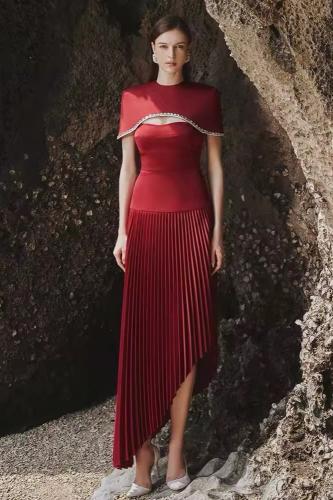 فستان احمر بليسية مزين بالكريستال