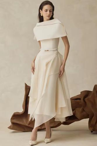 فستان أنيق بلون العاجي بتصميم راقٍ