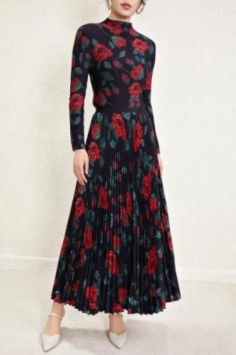 طقم بليسيه مزين بالورد الاحمر