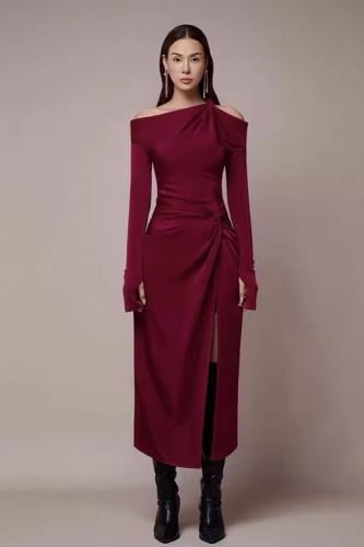 فستان أنيق بياقة مائلة مفتوح على الجنب