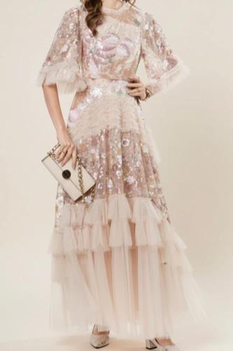 فستان أنثوي راقٍ بتفاصيل فاخرة