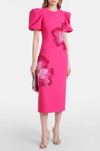 فستان ميدي مطرز باللون الفوشي