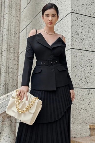 طقم فاخر قطعتين متوفر باللونين : اسود & ابيض