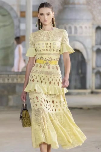 فستان أصفر دانتيل