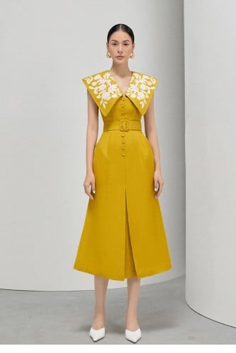 فستان كلاسيكي مطرز بالزهور