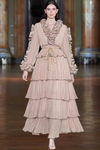 فستان طويل طبقات من البليسية