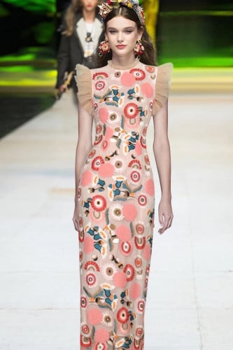 فستان طويل من التل المطرز بدون اكمام