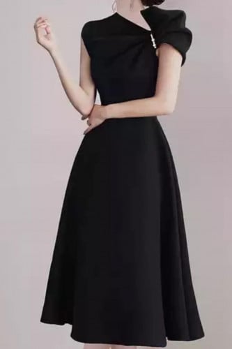 فستان اسود مع فيونكة مزينة باللؤلؤ