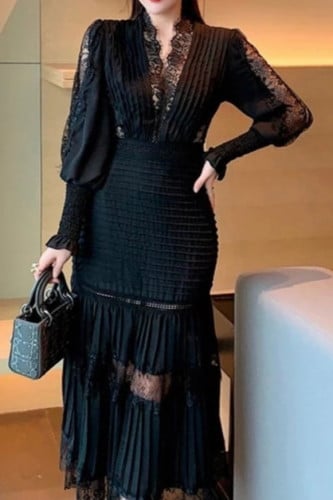 فستان طويل بحواف دانتتيل