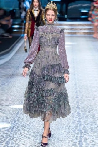 فستان طويل مزين بشرائط من الدانتيل