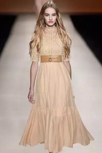 فستان بيج من الدانتيل والحرير مع حزام