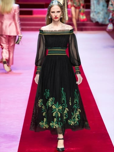 فستان تل مطرز بأكمام بف