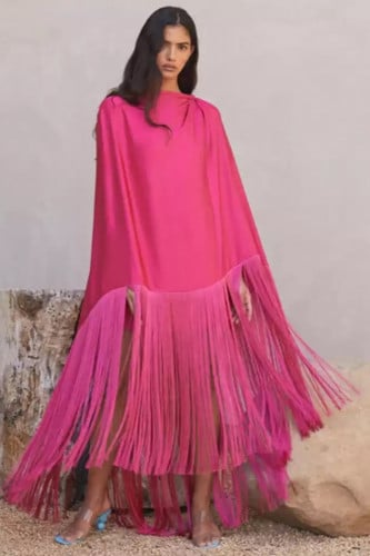 فستان فوشي مزين بالهدب