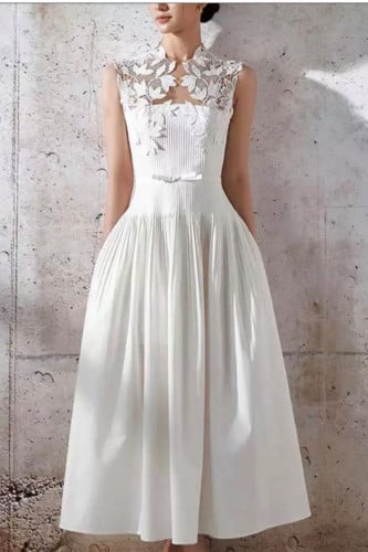 فستان ابيض مزين بالدانتيل