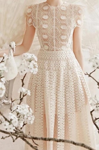 فستان أبيض من الدانتيل