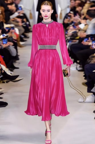 فستان ربيعي من البليسية مطرز بالخرز واللؤلؤ