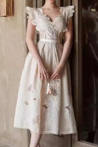 فستان أبيض بتصميم فاخر