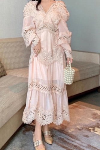 فستان بيج مزين بالدانتيل