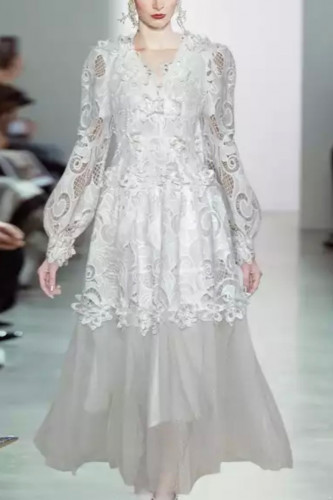 فستان ابيض طويل من الدانتيل