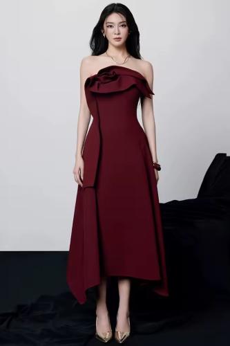 فستان عنابي أنيق بتصميم عصري مكشوف الاكتاف