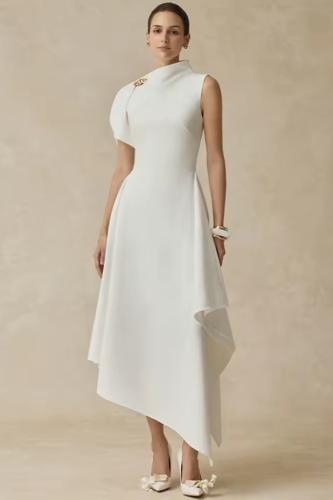 فستان اوف وايت أنيق بقصة عصرية