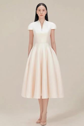 فستان أنيق من الساتان التفتا بقصات كلوش