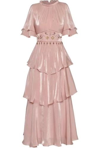 فستان وردي مع طبقات