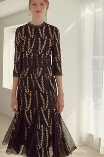 فستان اسود ميدي مطرز بالزهور