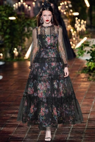 فستان طويل مزين بالدانتيل ومطبوع بالورود