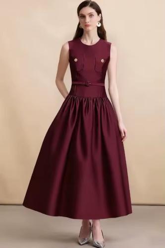 فستان عنابي انيق بحزام على الخصر