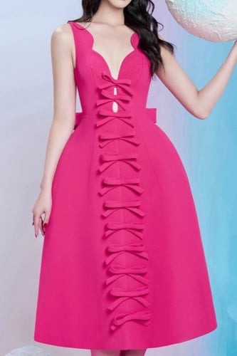 فستان فوشي مزين بفيونكات