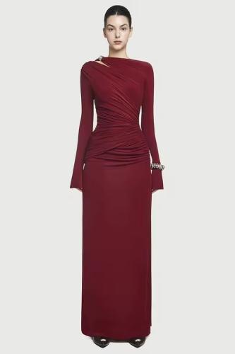 فستان نسائي طويل بتصميم عصري