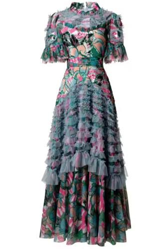 فستان أنثوي راقٍ بتفاصيل فاخرة