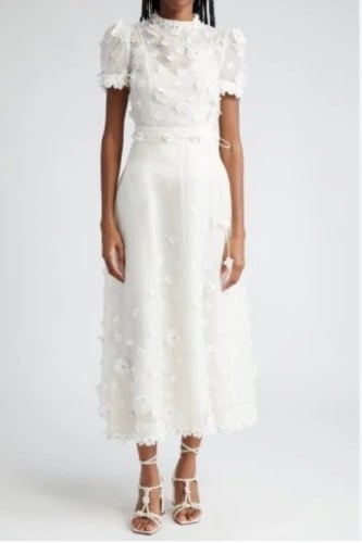 فستان طويل من الشيفون المزين بالورود البارزة