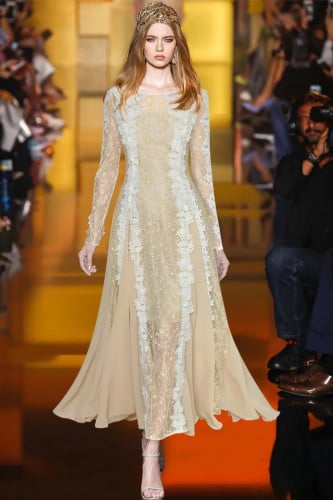 فستان بيج طويل مزين بشرائط من الدانتيل