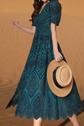 فستان أنيق بتطريز مفرغ