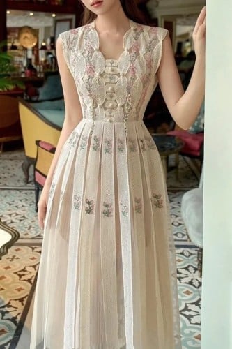 فستان نسائي من التل والدانتيل والمطرز بالزهور