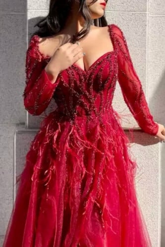 فستان سهرة مزين بالكريستال والريش