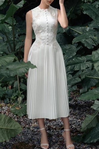 فستان أبيض أنيق مطرز بالزهور