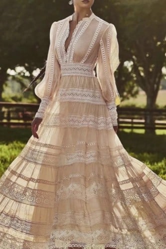 فستان طويل مزين بشرائط من الدانتيل