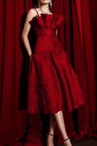 فستان ميدي مكشكش بدون اكمام