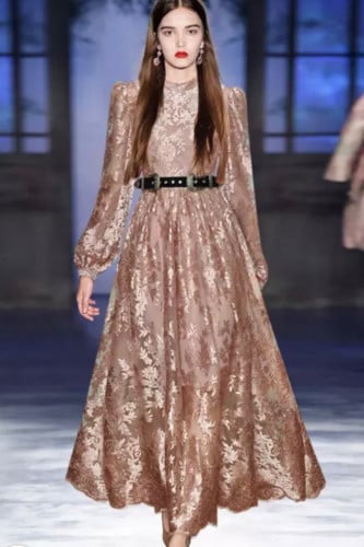 فستان بيج طويل من التل المطرز