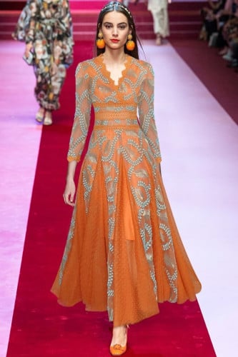 فستان طويل من التل المطرز