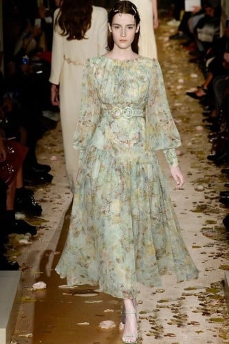 فستان طويل من الشيفون المشجر