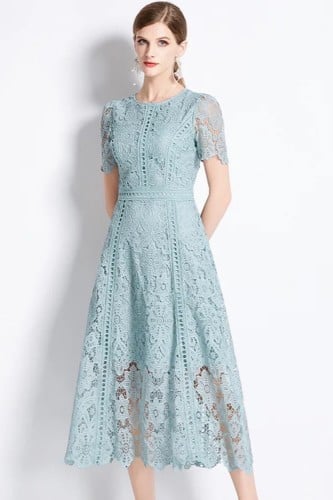 فستان من الدانتيل بأكمام قصيرة