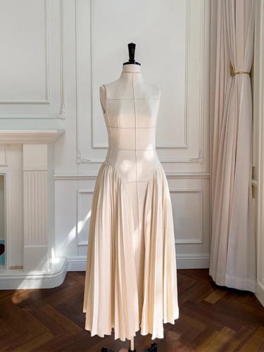 فستان ربيعي طويل بتصميم مميز