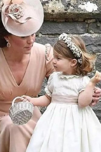 فستان للاميرات الصغيرات بفيونكة كبيرة من الخلف