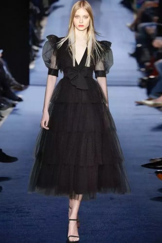 فستان طويل مزين بطبقات من التل المنقط