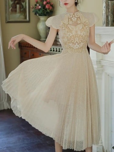 فستان بيج من الدانتيل المكسر