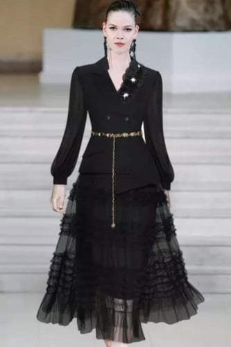 طقم قطعتين جاكيت مع تنوره تل مكشكش